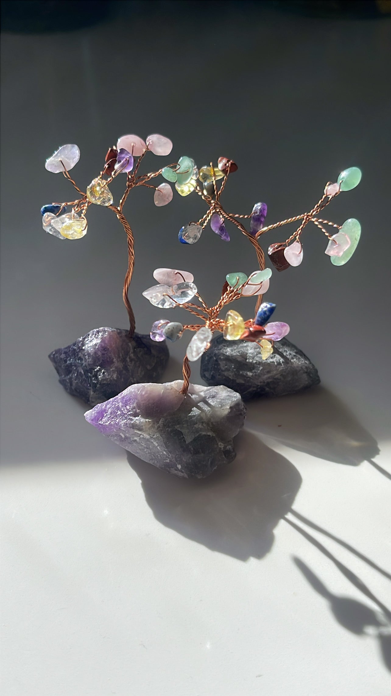 Arbre de Vie 7 Chakras avec socle en Améthyste et branches en cuivre – Équilibre, protection et harmonie
